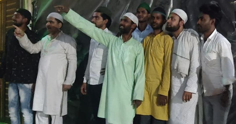 Kanpur Dehat : The moon of Eid was shown, greeted the people with a hug, preparations for prayers in mosques
