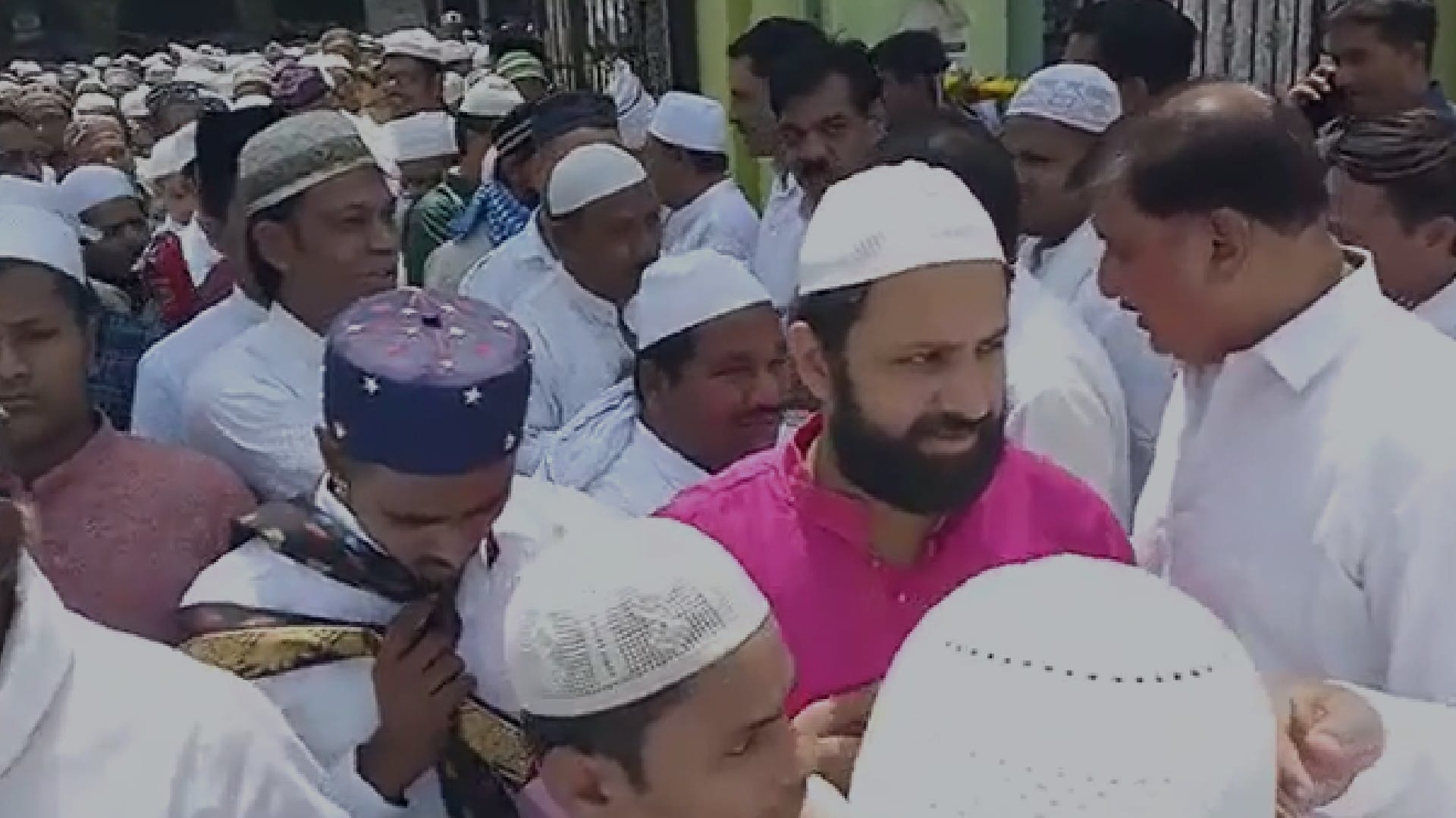 Eid-ul-Fitr 2022: Celebration celebrated peacefully in MP, praying for peace, hugging and congratulating