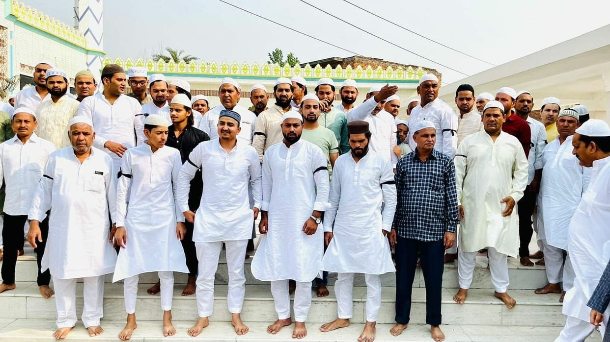 Protest against the incident of Jahangirpuri by tying a black band in the mosque