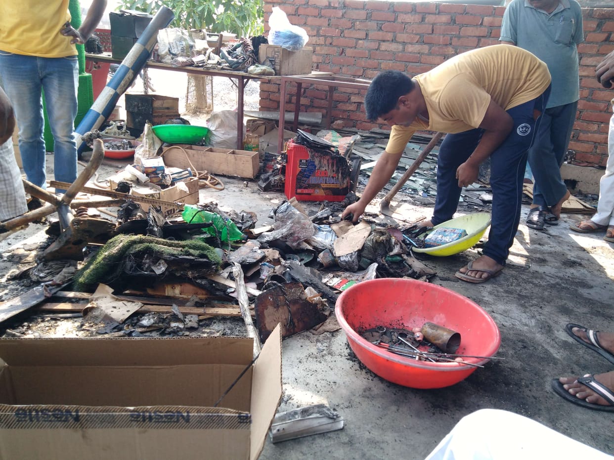 Goods worth six lakh ashes due to fire in hardware shop