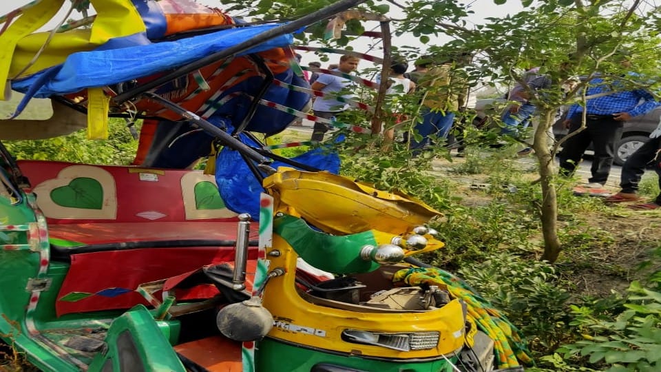 kasganj road accident eight died including five women in kasganj
