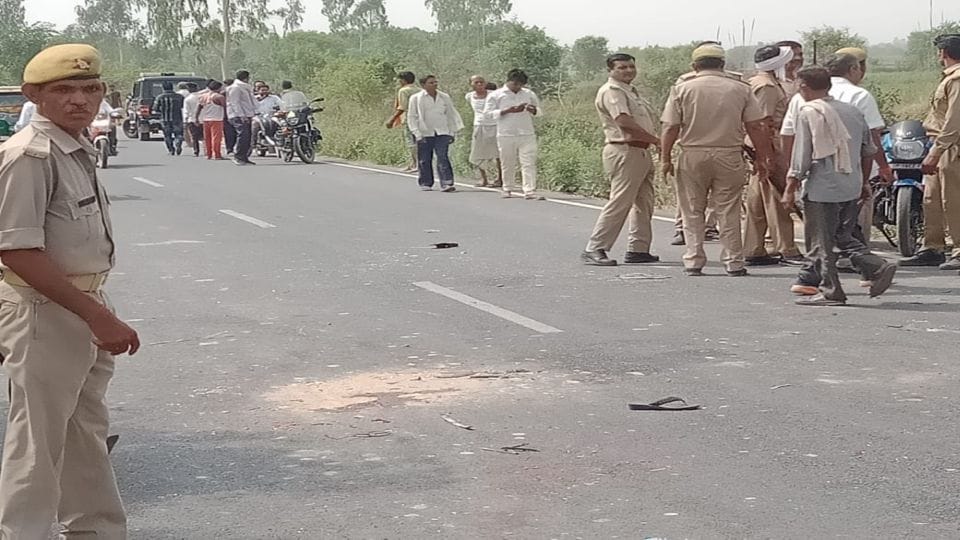 Road accident in kasganj eight people died in bolero and tempo collision