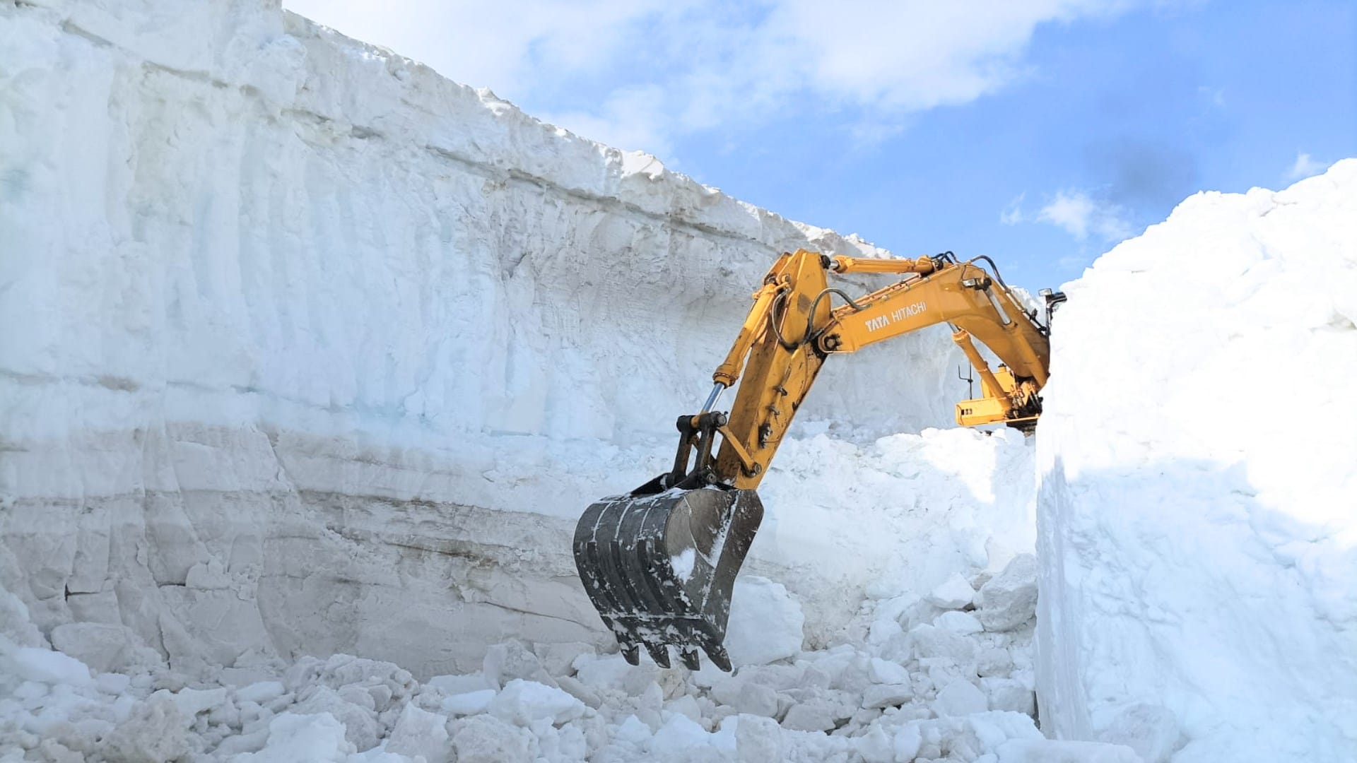 Rohtang laden with snow restored a month ago this year, tourists will not be able to go now