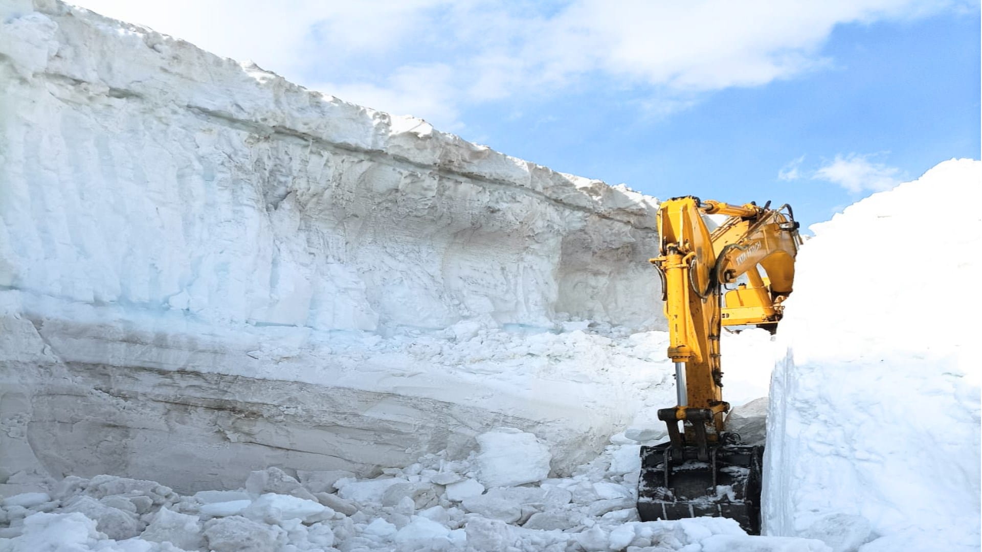 Rohtang laden with snow restored a month ago this year, tourists will not be able to go now
