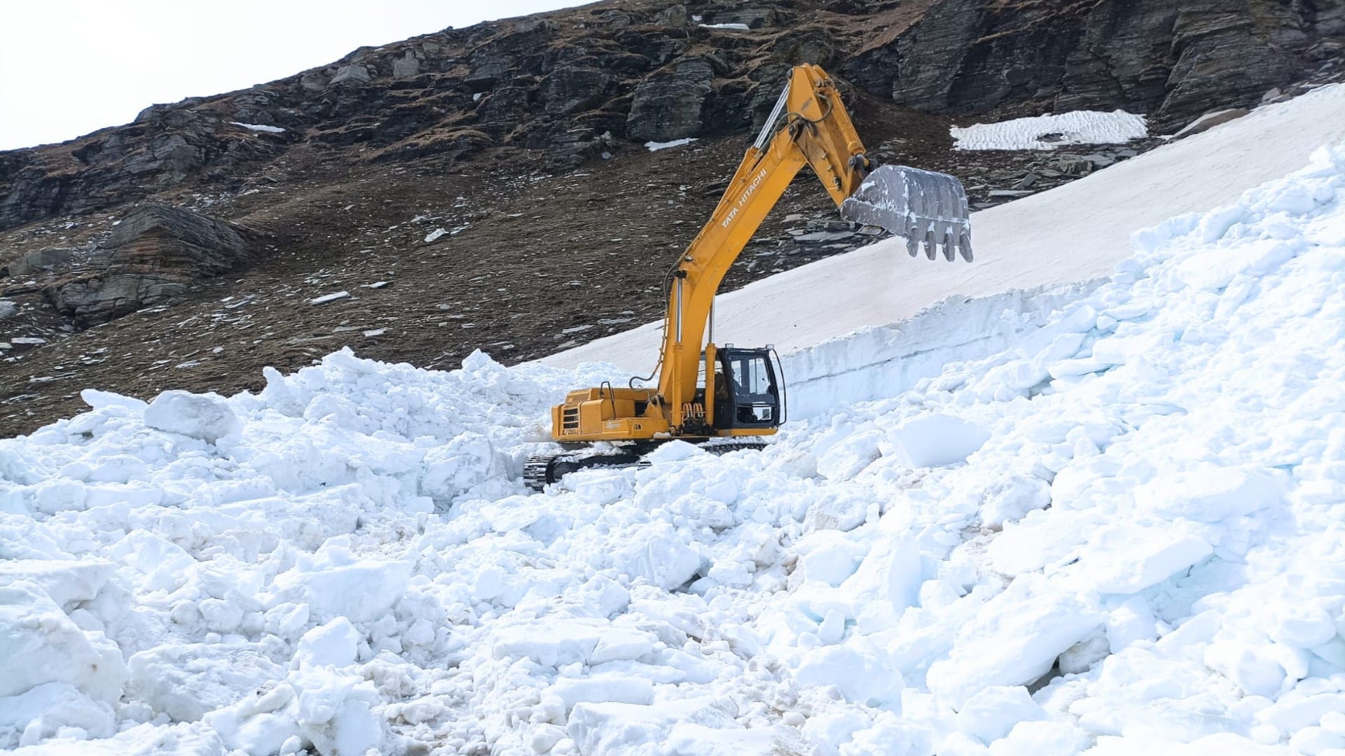 Rohtang laden with snow restored a month ago this year, tourists will not be able to go now