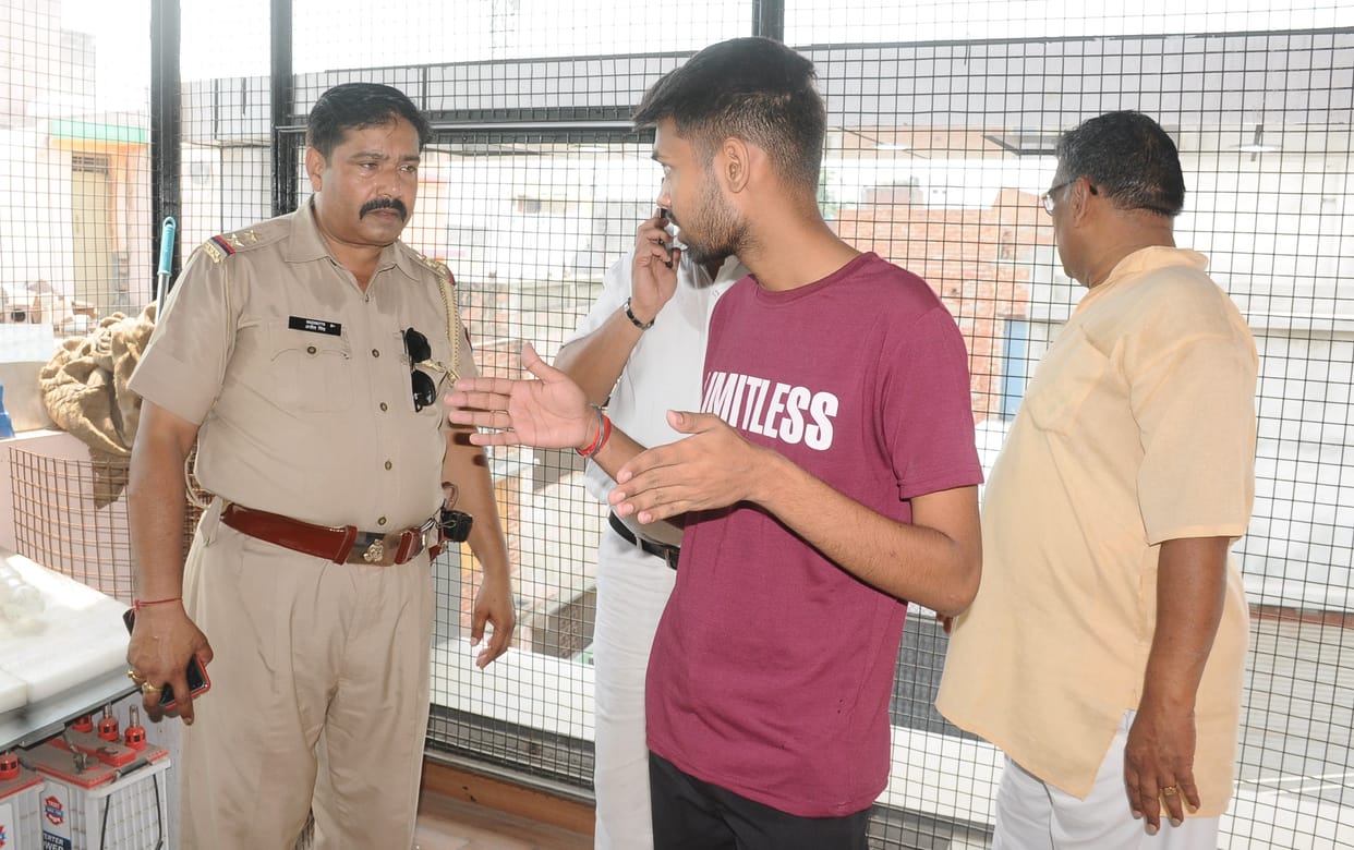 Lakhs stolen from clothes showroom twenty steps away from Kotwali