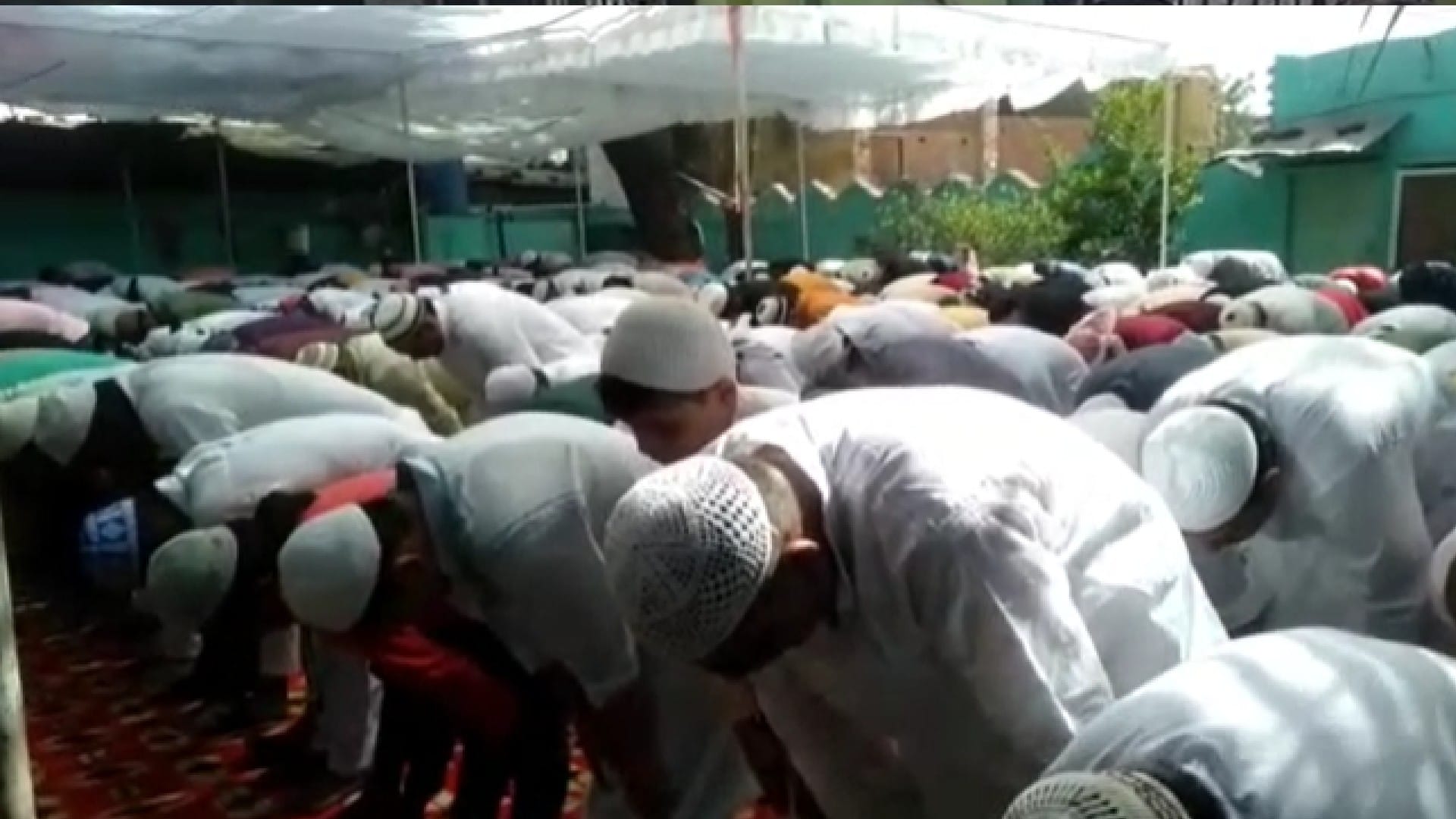 Eid-ul-Fitr 2022: Celebration celebrated peacefully in MP, praying for peace, hugging and congratulating