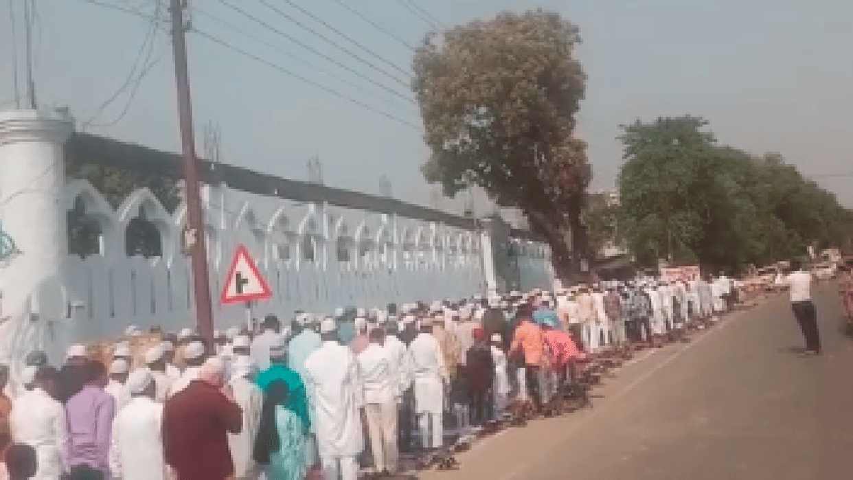 Amethi Administration appeal ineffective Eid prayers read on the road