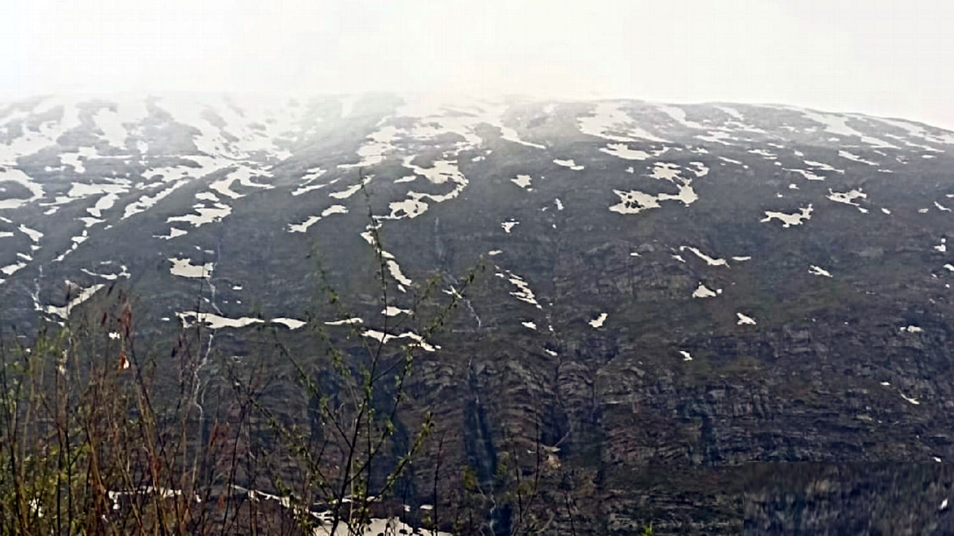 Rohtang laden with snow restored a month ago this year, tourists will not be able to go now