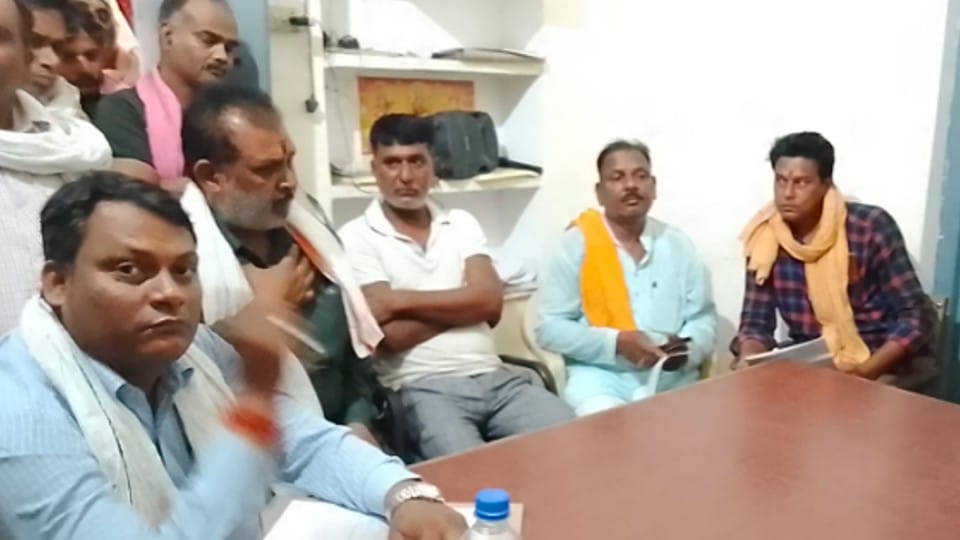 Chhatarpur: The meeting organized to resolve the trader-Tulavati dispute was also inconclusive, the traders announced to stop the purchase and sale