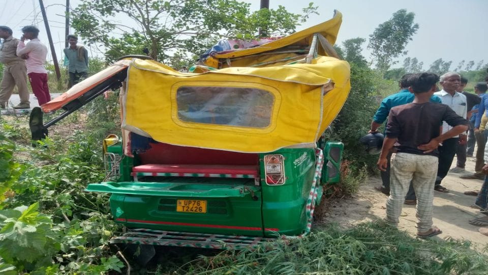 Road accident in kasganj eight people died in bolero and tempo collision
