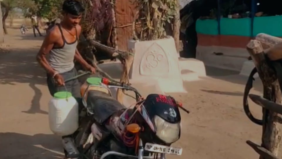 Water crisis deepens in Raisen: People wandering for water in 100 villages of Silwani