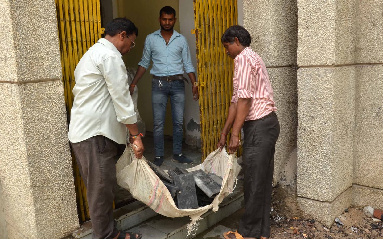 Prayagraj: Fire broke out in Vikas Bhawan's store, five thousand tablets blazed
