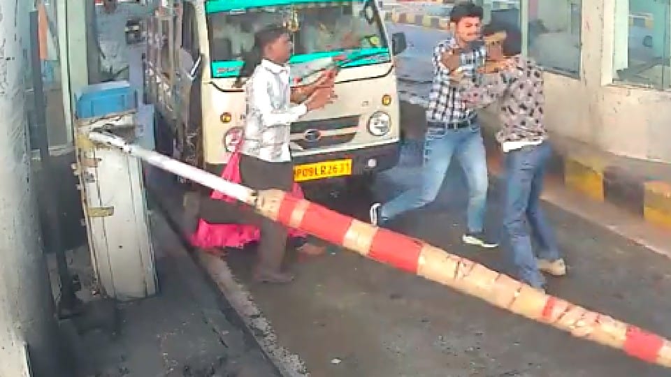 Guna: Barati clashed with Jogipur toll plaza toll workers, carried sharp weapons, six people injured, two attackers caught