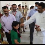 आईआईटी कैंपस में बच्चों से मुलाकात करते मंत्री धर्मेंद्र प्रधान