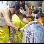 महाकाल का अभिषेक करते विजयवर्गीय