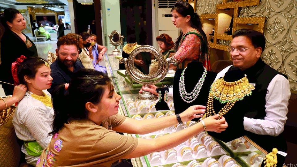 jewelery market gets oxygen from akshaya tritiya in delhi turnover of 500 crores