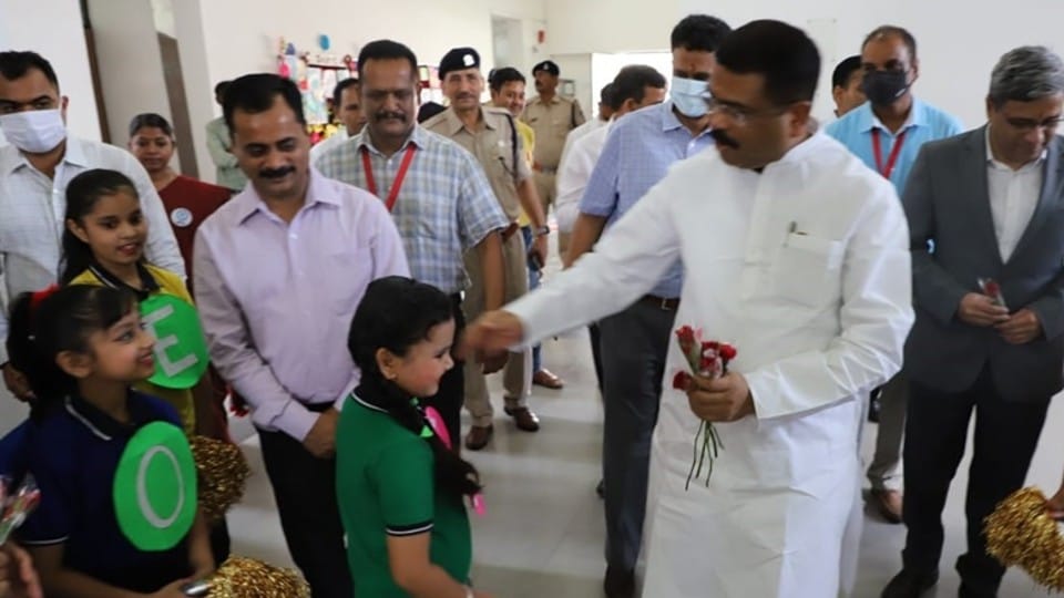 Indore: Union Minister, meeting the children in IIT campus, said that according to the National Education Policy, develop the institute and mobilize facilities