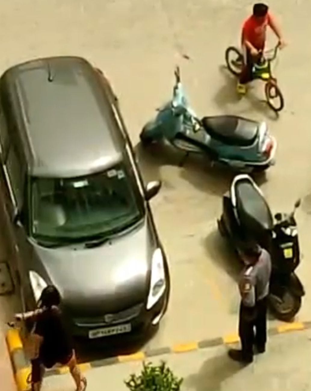 In the parking dispute, the girl hurled poles at the car, the video went viral