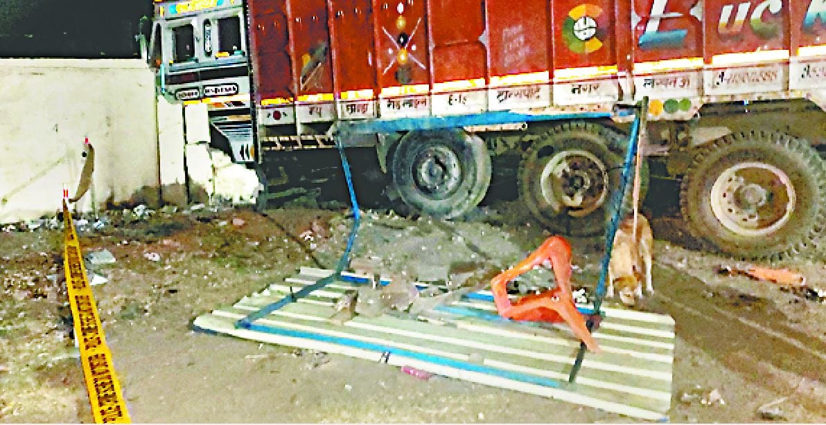 Road accident in Bhadohi vehicles go through Gyanpur In order to save toll tax no one would died if they stop