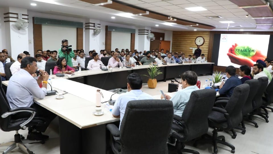Indore: Collector convened a meeting of petrol pump operators, petrol pump will be kept closed till the tanker is empty, petrol should not be given in open container
