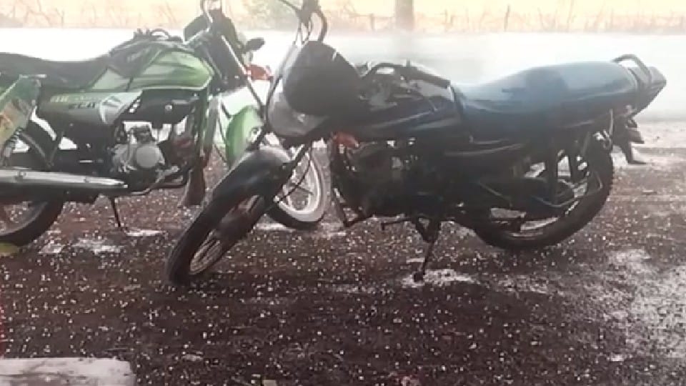 Weather suddenly changed in Satna: Hail also fell with rain, relief from heat