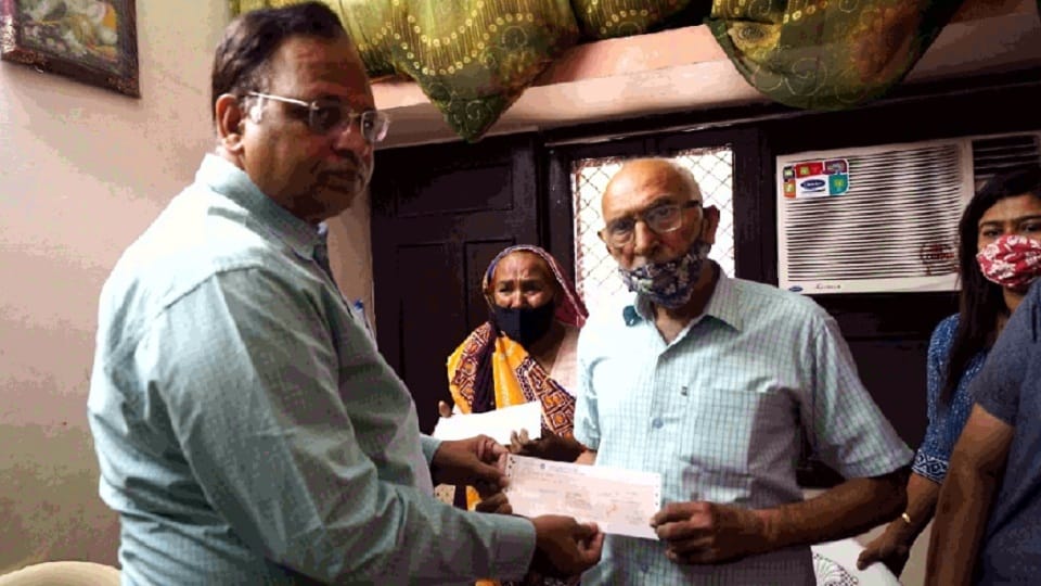 satyendar jain handed over a check of rs 1 crore to relatives of dr sanjeev kumar