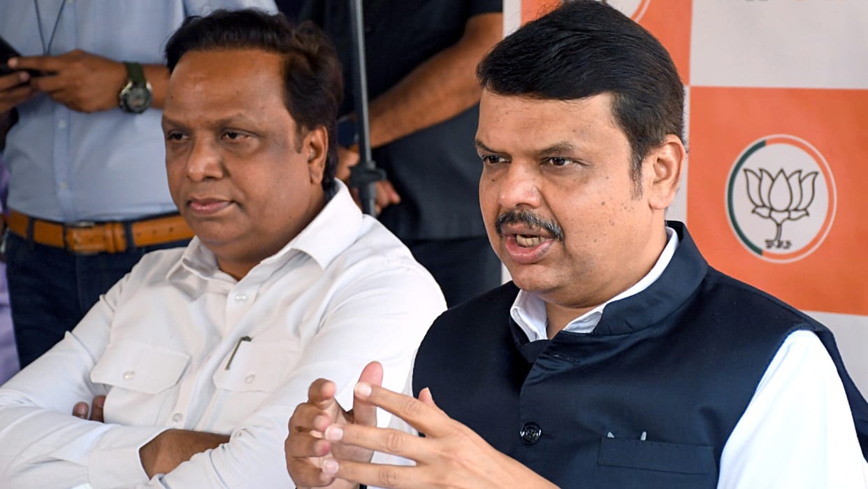 Devendra Fadnavis calls Aaditya Thackeray Mercedes baby who never saw any struggle news in Hindi