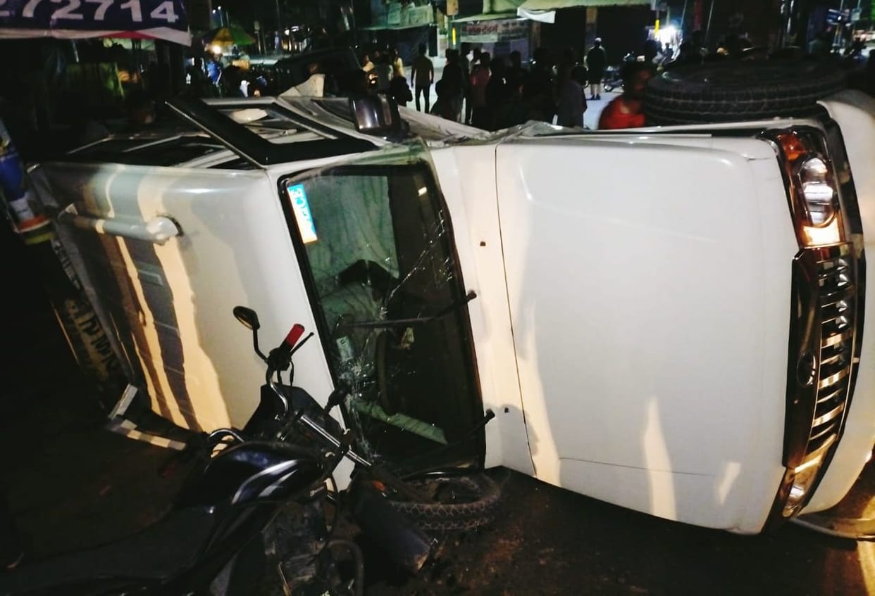 hardoi news,Two cars collided to save the bike rider