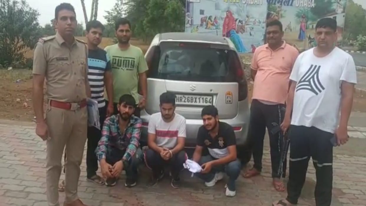 Fatehabad three youth waiting outside motel arrested with 302 gram heroine