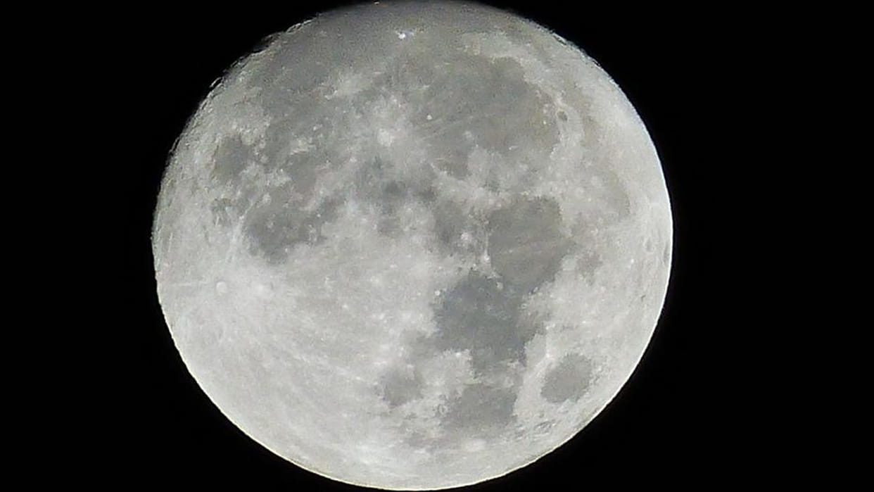 Scientists Found Frozen Water On Moon From The Dark Side Know What They Said News in Hindi