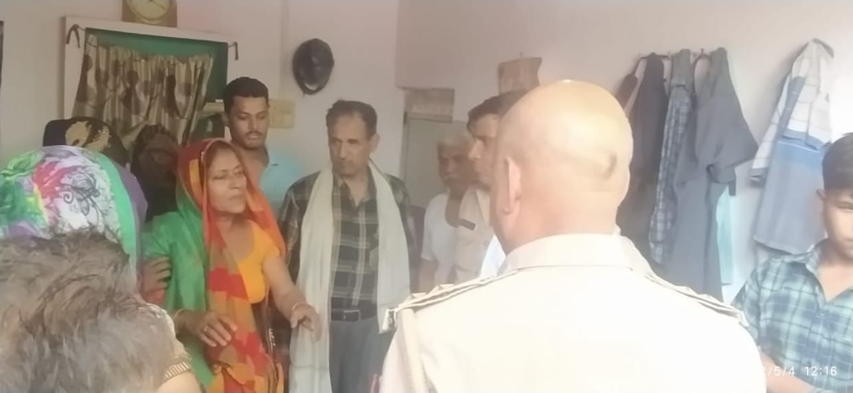 Hathras: Thieves took valuables by opening the lock