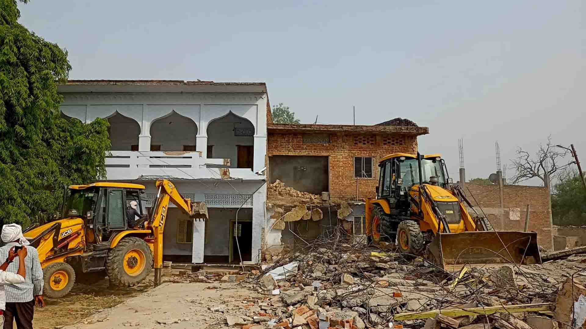 सरकारी जमीन पर बने अवैध निर्माण को ढहाती जेसीबी