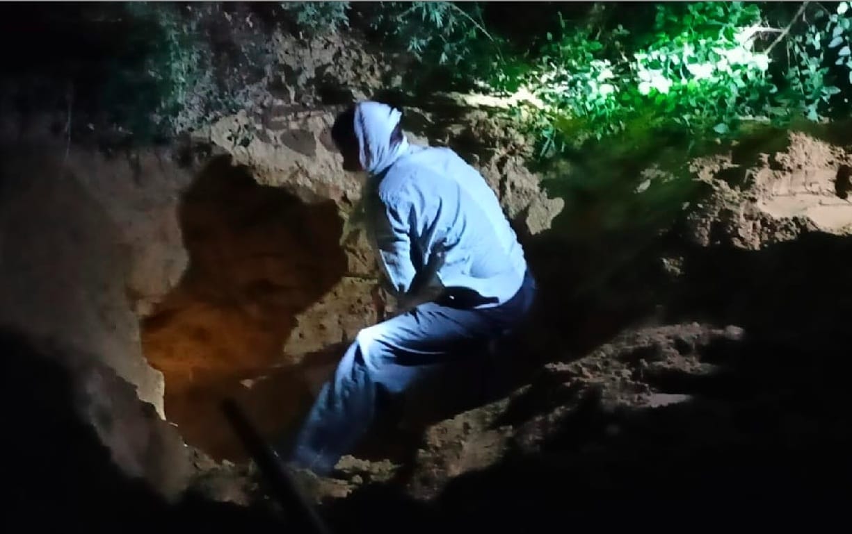 police are digging night and day in search of the dead body of the elderly in Farrukhabad