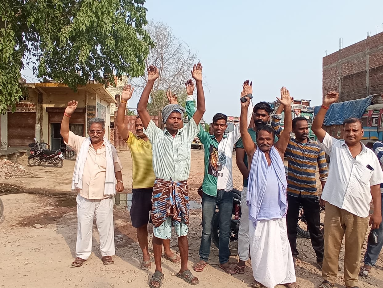 Demonstration of people regarding the damaged road