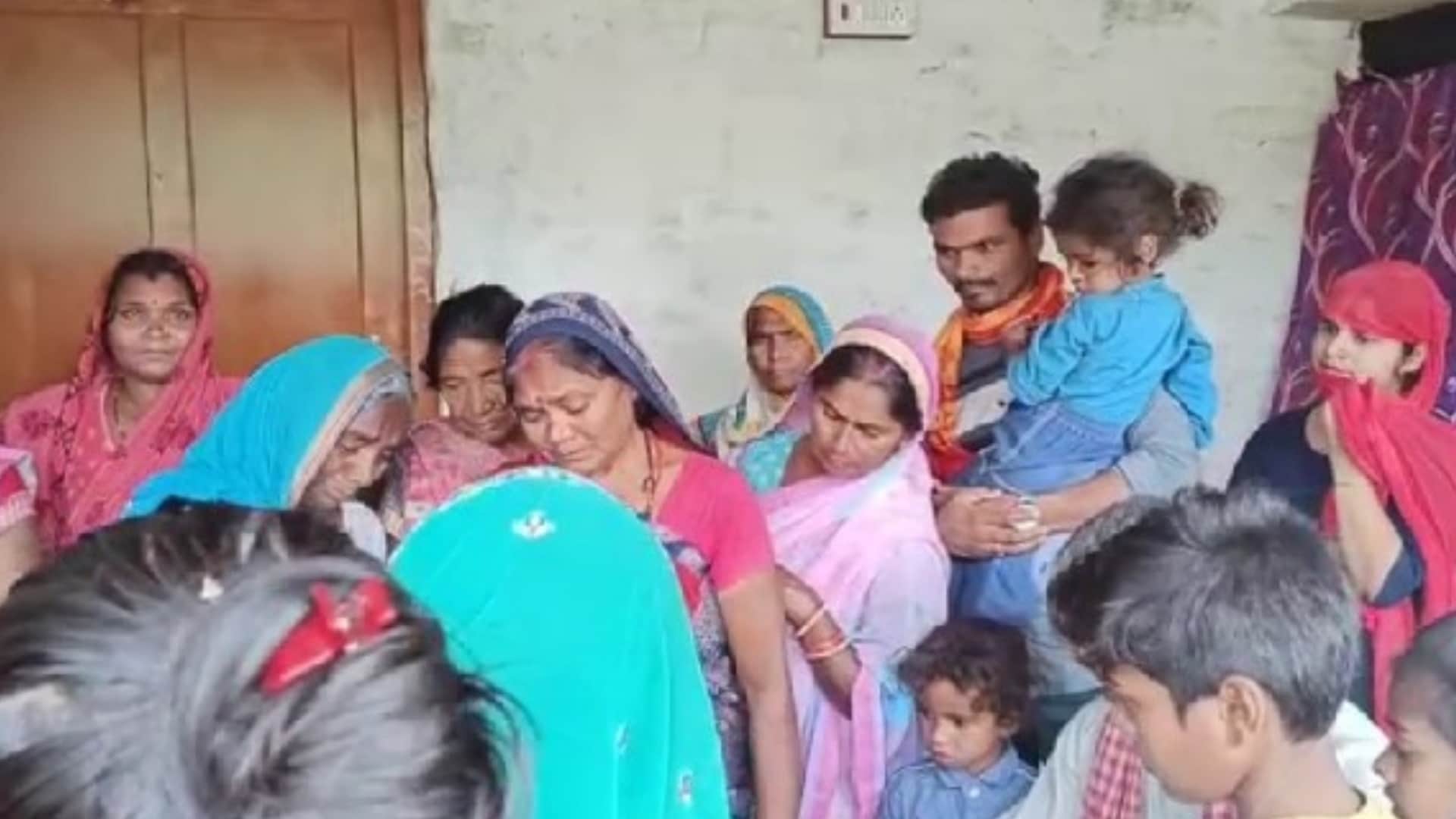 रोते बिलखते परिजन।