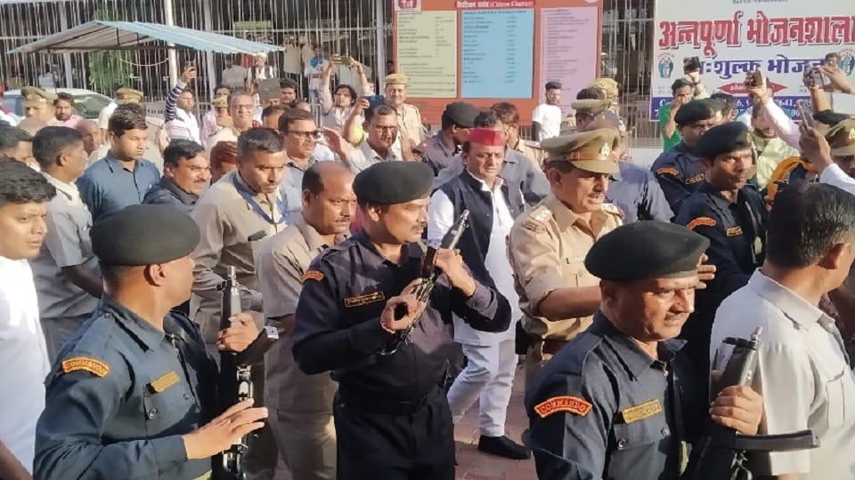 akhilesh yadav met relatives of lalitpur rape victim asked to government when the bulldozer run at  police station