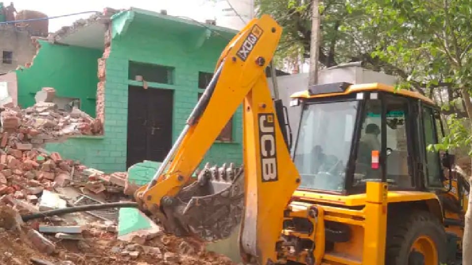 Morena: The shopkeeper raped a six-year-old girl, the administration started a bulldozer at her house after a few hours