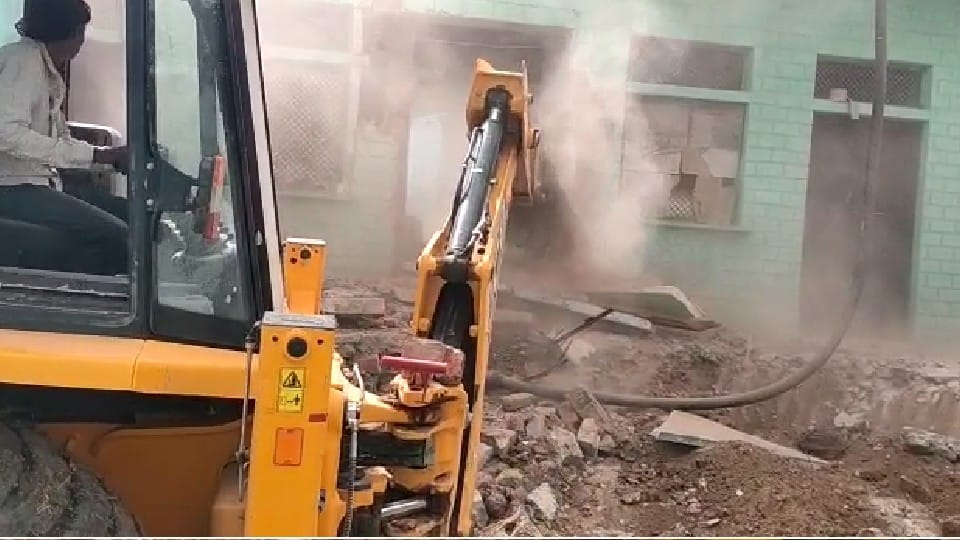 Morena: The shopkeeper raped a six-year-old girl, the administration started a bulldozer at her house after a few hours