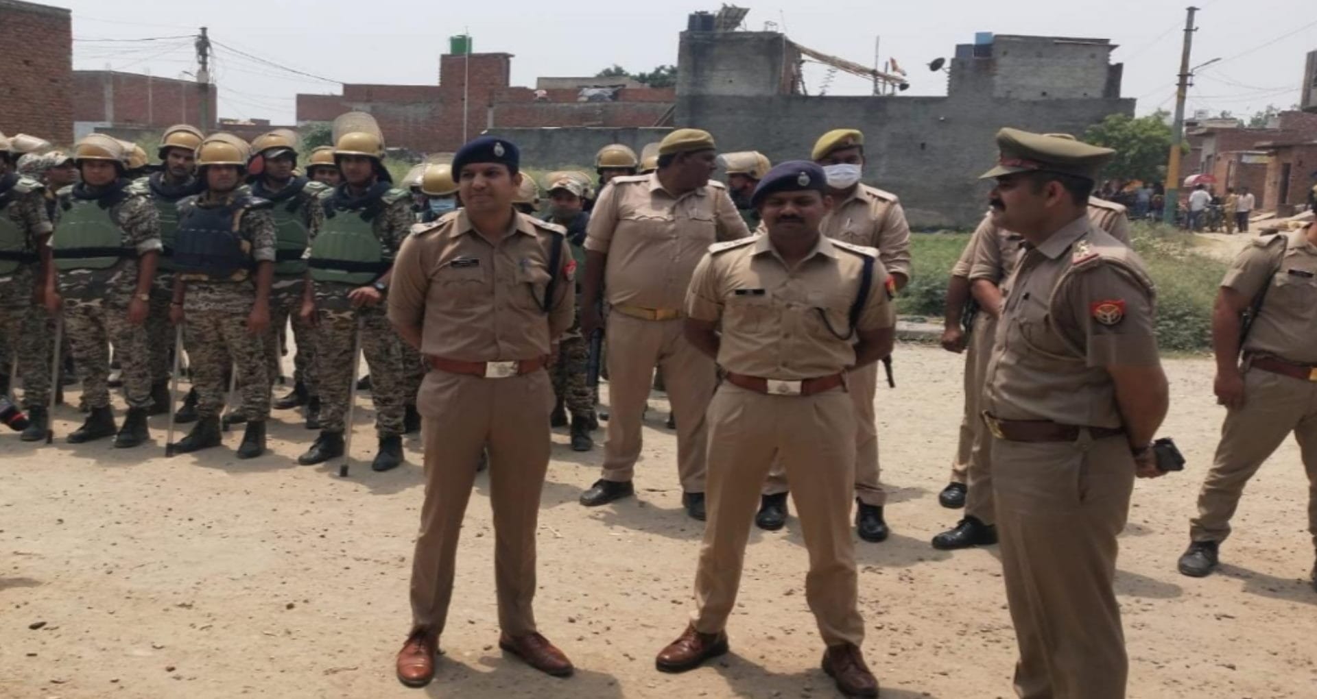 Meerut Big News: Police attached luxury bungalow of drug mafia and pasted notice at the house of former BSP minister Yakub
