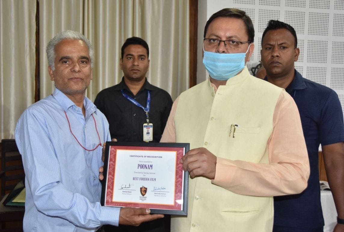 Nainital resident filmmaker Sanjay was honored by CM in Doon