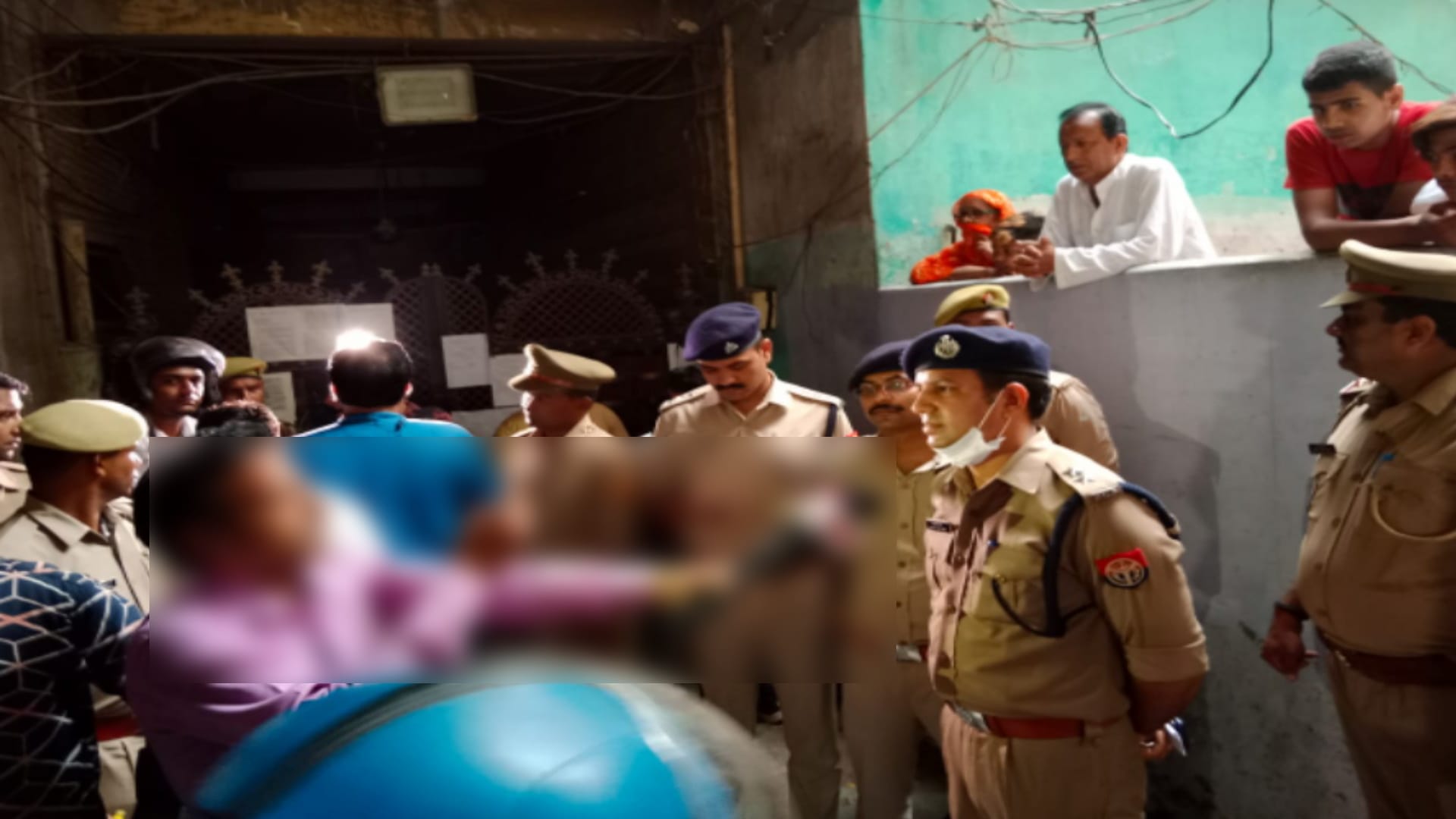 Meerut Big News: Police attached luxury bungalow of drug mafia and pasted notice at the house of former BSP minister Yakub