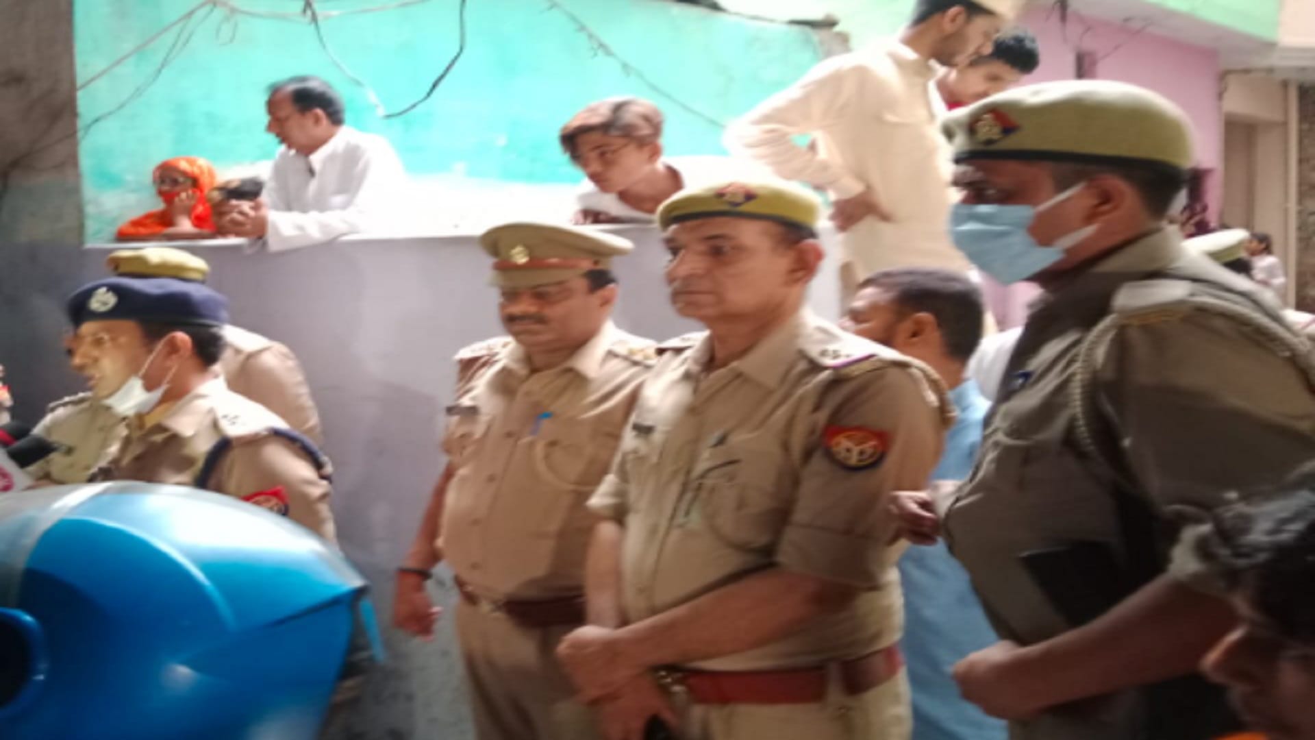 Meerut Big News: Police attached luxury bungalow of drug mafia and pasted notice at the house of former BSP minister Yakub