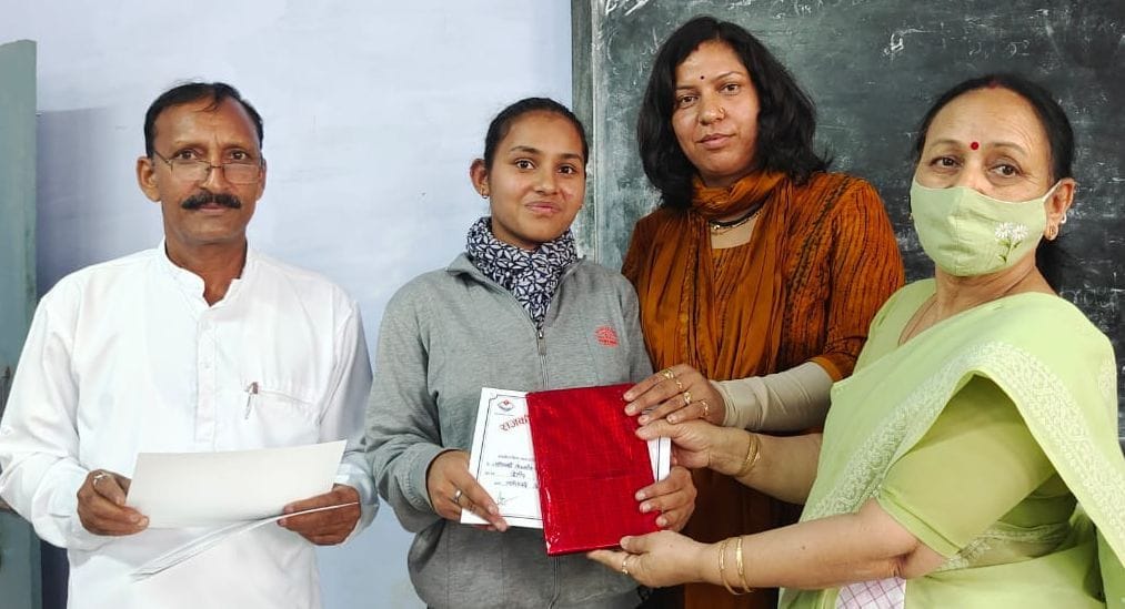 Ambika topped in poster, quiz and essay competition