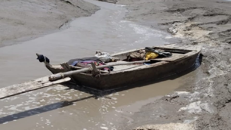 BSF Bhuj patrol seized paksitani fishing boat near Harami Nala area 