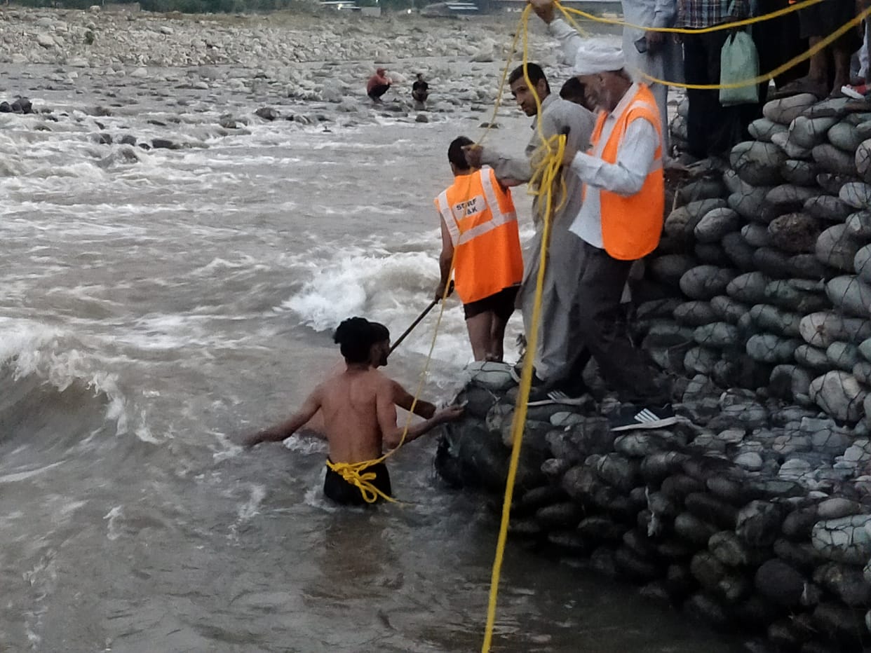 While bathing, the boy shed in the river, the search continues