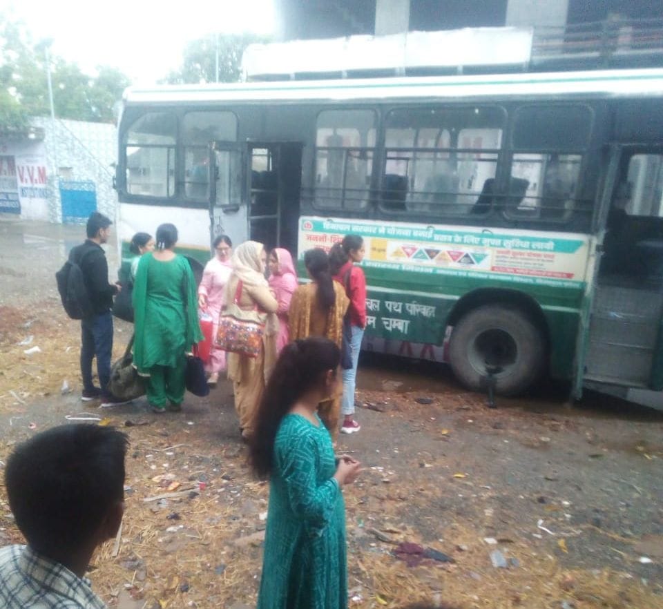The government bus going from Bhanjradu to Tanda gasped in Sadwan