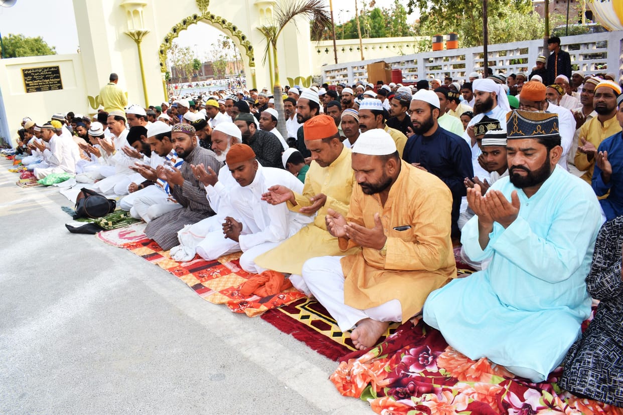 Eid-ul-Fitr: Raised hands to Dua to eradicate hatred from the country