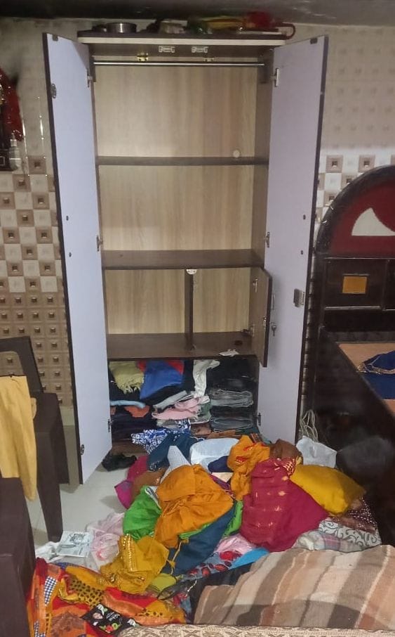 The family went to Gugamedi, thieves broke the lock of the house and took away cash and jewelry