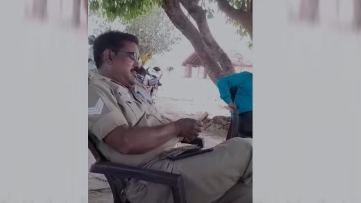 sipahi caught red handed taking bribe in Sitapur.